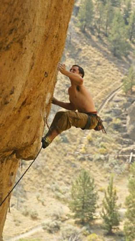 Brian Mosbaugh, iki uçtaki kayaların arasına ip gerdi ve... galerisi resim 10