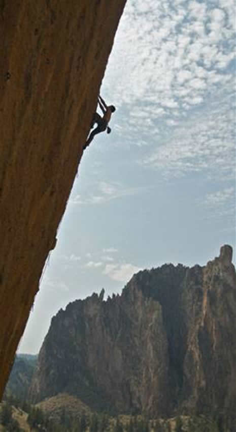Brian Mosbaugh, iki uçtaki kayaların arasına ip gerdi ve... galerisi resim 11