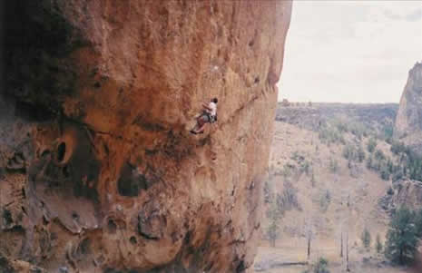 Brian Mosbaugh, iki uçtaki kayaların arasına ip gerdi ve... galerisi resim 12