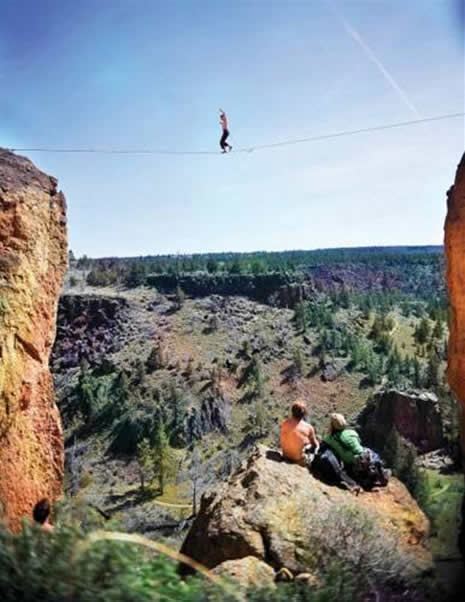 Brian Mosbaugh, iki uçtaki kayaların arasına ip gerdi ve... galerisi resim 15