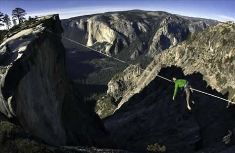 Brian Mosbaugh, iki uçtaki kayaların arasına ip gerdi ve... galerisi resim 2