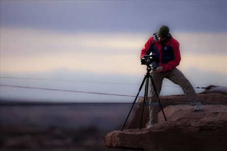 Brian Mosbaugh, iki uçtaki kayaların arasına ip gerdi ve... galerisi resim 3