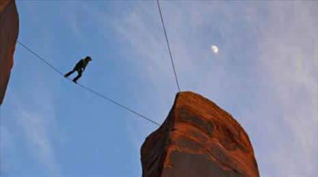 Brian Mosbaugh, iki uçtaki kayaların arasına ip gerdi ve... galerisi resim 4