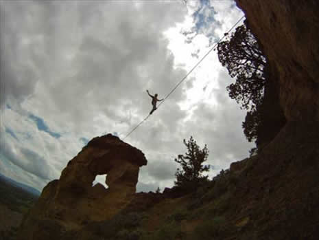 Brian Mosbaugh, iki uçtaki kayaların arasına ip gerdi ve... galerisi resim 5