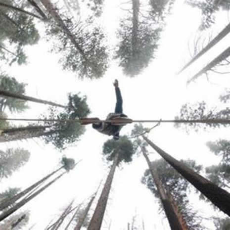 Brian Mosbaugh, iki uçtaki kayaların arasına ip gerdi ve... galerisi resim 6