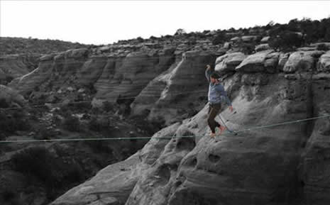Brian Mosbaugh, iki uçtaki kayaların arasına ip gerdi ve... galerisi resim 7