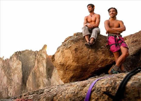 Brian Mosbaugh, iki uçtaki kayaların arasına ip gerdi ve... galerisi resim 8