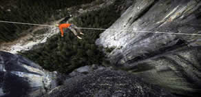 Brian Mosbaugh, iki uçtaki kayaların arasına ip gerdi ve...
