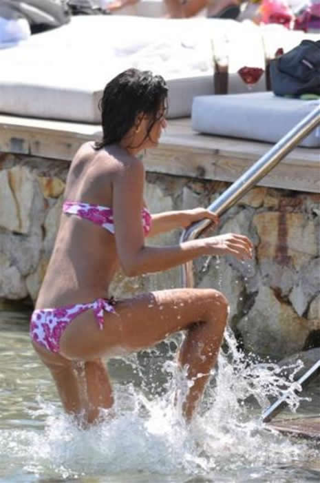 Berrak Tüzünataç'ın Deniz keyfi galerisi resim 1