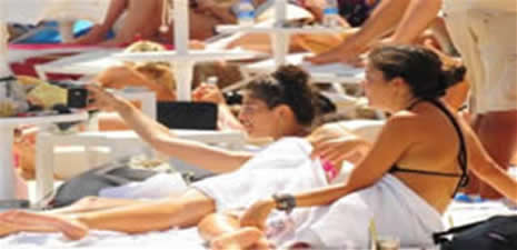 Berrak Tüzünataç'ın Deniz keyfi