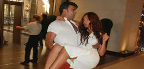 Kucakta Alışverişe Çıktı