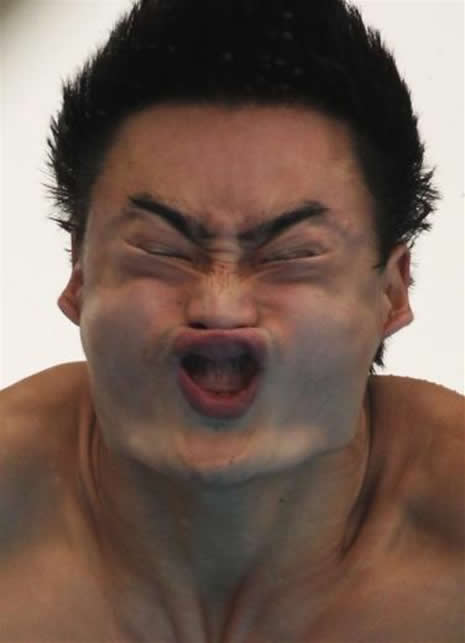 Ünlü dalıcıların ilginç pozları galerisi resim 4