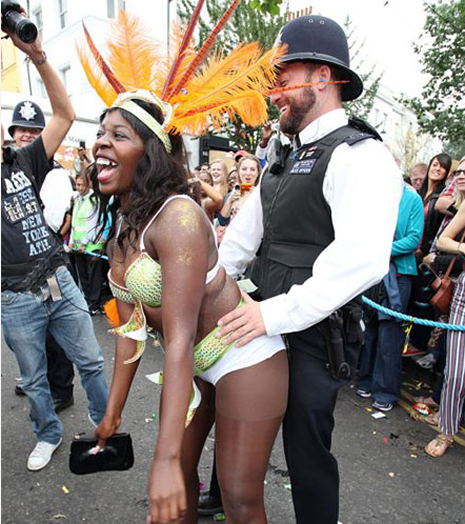 Bu dansa polisler bile dayanamadı  galerisi resim 2