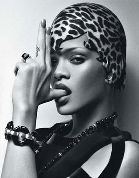 Ünlü popçu Rihanna soyundu galerisi resim 7