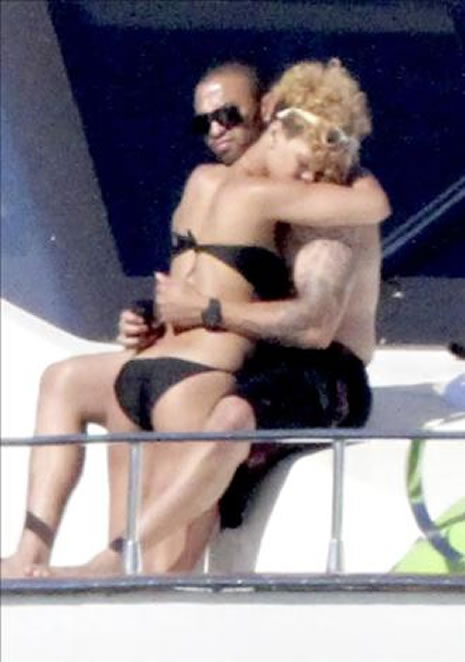 Ünlü popçu Rihanna soyundu galerisi resim 8