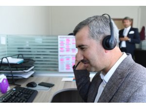 Başkan Çınar çağrı merkezinde vatandaşların telefonlarına yanıt verdi