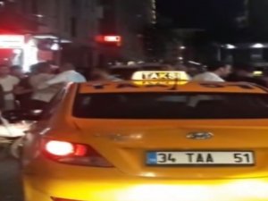 Taksim’de taksicilerin Arap turistlere saldırısı kamerada