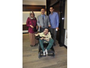 Vali Köşger, tekerlekli sandalye hediye etti