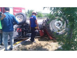 Traktör devrildi, sıkışan sürücü kurtarıldı