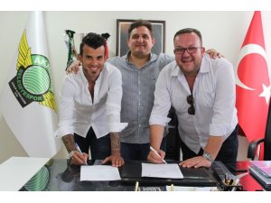 Akhisar Belediyespor’da Güray Vural imzayı attı