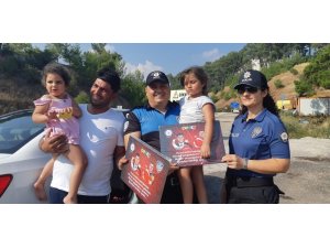 Polis yol denetimlerinde çocuklara hediye veriyor