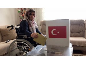 Engelli ve hasta vatandaşlar evlerinde oy kullandı