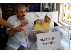 91 yaşındaki Zeynep ve Fatma nine seyyar sandıkta oy kullandı