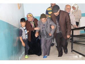 109 yaşındaki Ahmet dede oyunu kullandı