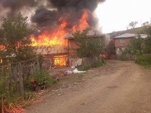 Kastamonu’da halen devam eden yangında üç ev küle döndü