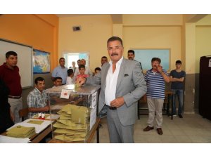 Mersin’de belediye başkanları oyunu kullandı