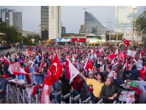 AK Parti Genel Merkezi önünde partililer kutlamalara hazırlanıyor