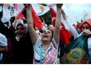 Bursa’da AK Partililerden seçim kutlaması