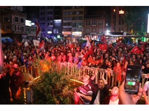 Cumhurbaşkanı Erdoğan’ın memleketi Rize’de yağmur altında kutlama