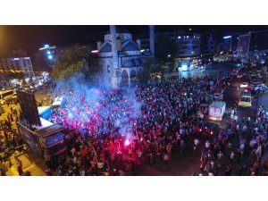 Gazisomanpaşa Meydanı’nda sevinç gösterisi yapan kalabalık havadan görüntülendi