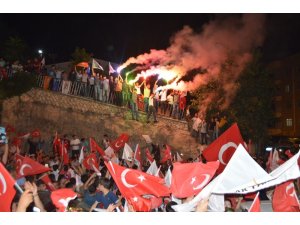 Mardin’de AK Partililerden seçim kutlaması