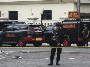 Endonezya'da hava alanında silahlı saldırı: 3 ölü