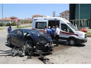 Karaman’da lüks otomobil, belediye otobüsüne çarptı: 2 yaralı