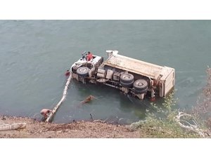 Bingöl’de kamyon nehre uçtu: 1 yaralı