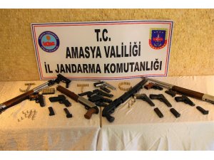 Amasya’da jandarmadan ‘düğün dernek’ operasyonu: 14 silaha el konuldu, 9 gözaltı