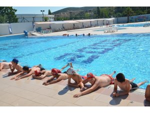 Bilecik’te 350 çocuk yaz spor okulları kapsamında yüzme öğreniyor