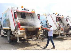 Samandağ Belediyesi çöp kamyonlarını dezenfekte etti