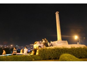 Kontrolden çıkan araç Smyrna Anıtı’nın tepesine çıktı
