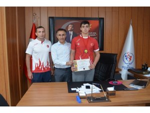 Balkan 2.’si judocu, Müdür Arıcıoğlu’nu ziyaret etti