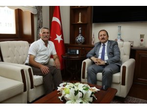 Göksunlu şehit babası Mehmet Arslan, Vali Ali Hamza Pehlivan’ı ziyaret etti