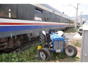 Tren traktörle çarpıştı: 2 yaralı