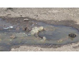 Kars’ta tıkanan kanalizasyon şebekesi ıslah edilen dereye akıyor