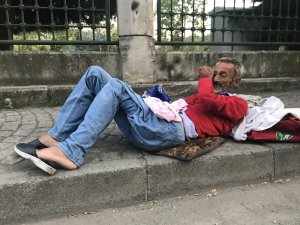 Şişli Belediyesi zabıtası yürüyemeyen adamı sokağa bıraktı