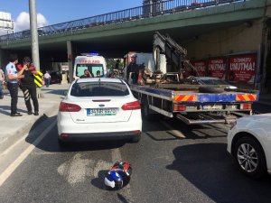 Şişli’de motosiklet sürücüsü otomobillere çarparak durabildi: 2 yaralı