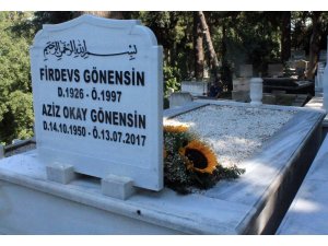 Gazeteci Okay Gönensin ölümünün birinci yılında mezarı başında anıldı
