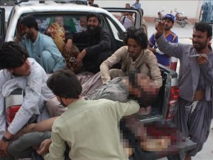 Pakistan'da bombalı saldırı: 132 ölü